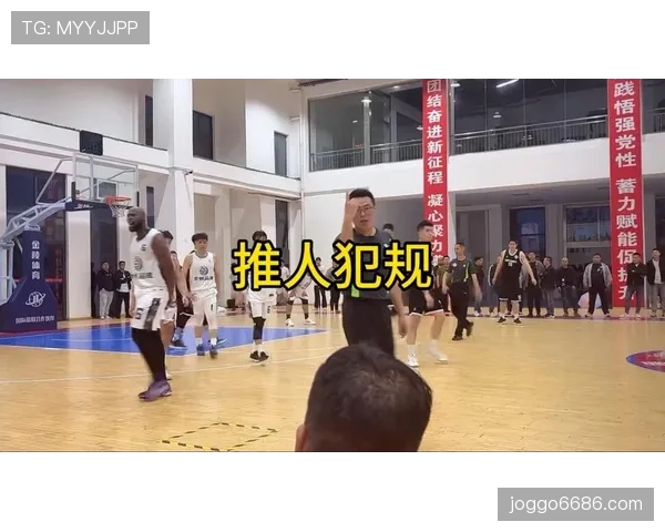 推人犯规的常见判罚场景与实战应对技巧解析 推人犯规的常见判罚场景与实战应对技巧解析